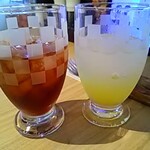 ビッグボーイ - ドリンク写真:ウーロン茶とシトラスシャルドネソーダ