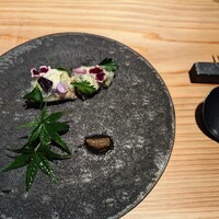 Abbesses - アミューズ:鮎のコンフィとクリームチーズを生春巻で包んだ一品
