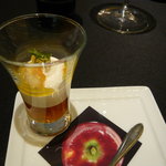 ノルマンディー産フレッシュチーズ　エスプーマで軽いムースにしてタルトタタン風味のジュレにのせて