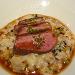 ガストロノミー ジョエル・ロブション - 温前菜、シャラン産鴨　ローストにし、五穀米と七草のリゾットにのせて