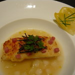 ガストロノミー ジョエル・ロブション - 真鯛　低温でしっとりと焼き上げてから、ジャンボン・ド・パリと共にグラチネ　アンディ―ヴとエスプレットのナージュに浮かべて