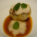 ガストロノミー ジョエル・ロブション - 仔羊肩ロース　レモン果汁でプレゼしてからカリッとベニエにし白インゲン豆のエスプーマとチョリソーオイルを添えて