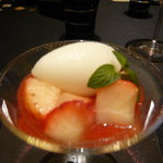 ガストロノミー ジョエル・ロブション - イチゴのガスパチョ　ライム風味のテキーラのソルベを添えて