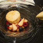 ガストロノミー ジョエル・ロブション - チーズスフレにたくさんのベリーとアイスを添えて