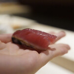 鮨 西崎 - 鰹　ニンニクと同じ辛味は玉葱で