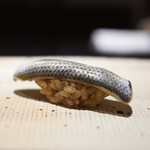 鮨 西崎 - 小肌はやまと芥子でスモーキーさを