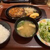 箸で食べるあつあつ鉄皿ハンバーグとカレーのお店