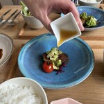 つるよし料理店 - シェフ自らソースを掛けてくれたお魚