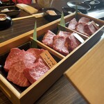 焼肉名匠 山牛 - 美しいサシと光沢