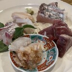 れんげ料理店 - 刺身盛合せ　鰆、鰹たたき、小ふぐ、鯛、針いか、貝柱