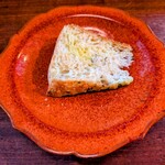 らんぷ亭 - フォカッチャ　古代ローマ時代からの平焼きパンらしいが、塩が効いていて、オリーブオイルの香ばしい香りが何とも言えぬ食べ物だった。「手で食べて下さい」で、手摑みでたべた。中にいろいろ入っていたが、不明。