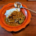 らんぷ亭 - 本来カレーかパスタかガーリックライスの選択で各自1種のところをマスターのご厚意でミニカレーとミニパスタを頂くことが出来ました。このカレーは無茶苦茶辛いが無茶苦茶美味い。3人で絶讃！