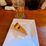 らんぷ亭 - 新玉ねぎのキッシュ　ほんわりと温かく、玉ねぎがしっかりと存在感があり、濃厚な美味しいキッシュでした。