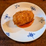 らんぷ亭 - カニクリームコロッケ　カニのすり身が程良く舌に触る。今まで食べていたカニクリームコロッケの概念が代わる一品だった。トマトソースもまた美味い！