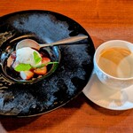 らんぷ亭 - ドリンクはコーヒー、紅茶から3人でホットコーヒーを。デザートは苺のババロア　カシス　生苺　バニラアイスクリーム　とても美味しいデザート＆ドリンクでした。