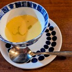 らんぷ亭 - トウモロコシの冷製スープ　「中に乳製品は入っていません」とのマスターの説明に、ここまでトウモロコシだけで、美味しく仕上げるには、裏ごしなどかなりの手間がかかるだろうね、と家族で話した。