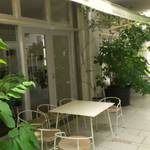 まちのシューレ 963　カフェ - テラス席ではドリンクのみ頂ける。秋や春は気持ちよさそう。