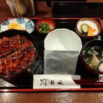新城 - ひつまぶし（4切れ）を注文、お吸い物は別料金で肝吸いにもできます。