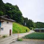 手打ち らーめん 響 - 山？森？秘境？　右には自家栽培のネギ畑！！新鮮です！