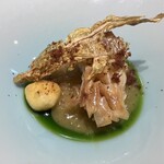 しまなみふれんち Murakami - 愛媛からの贈りもの。赤甘鯛に春キャベツにサフランをスモーキーに粉状にして散らしたものでお化粧。下地のソースも二色の取り合わせ。、甘鯛の松笠揚げもMurakamiさんの手ではこのような創意工夫がされた別料理になります。