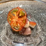 しまなみふれんち Murakami - 二品目の岩城島トマト　苺　ブラッティーナ。イチゴの身の上にチーズが乗り、さらにその上花のよう載せられた揚げトマトスライスで一つの作品になっている。食べるの勿体無い。