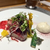 しまなみふれんち Murakami - 鰹　ビーツ　花ズッキーニ　メニューでは新玉でしたが、この花ズッキーニのビジュアルまた鮮やかで良い。藁焼きしたカツオが下地材感あって、そのレイヤーの多さに驚きます。