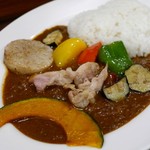 Kare Ba Shuberu - 季節の素揚げ野菜＆チキンカリー（900円）