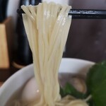 鶏×麦 らら - 麺はツルツル食感の、自家製麺のストレート細麺！