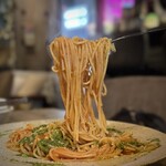 東京基地 - バジルとモッツァレラチーズのトマトパスタ・麺