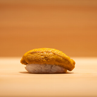 シャリの温度、香り、タネの鮮度を操る鮨