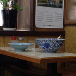 藤や - 右の丼は、冷やし中華200円増しです。