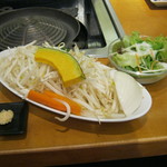 Matsuo Jingisukan - 【ランチ】｢３種のラム食べくらべランチセット｣の野菜とサラダです。