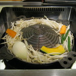Matsuo Jingisukan - 野菜を鍋の周りで煮ます。