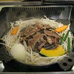 Matsuo Jingisukan - 真ん中で肉を焼きます。