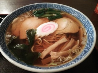 ますや - ほうれん草・メンマ・なると・ワカメ・チャーシュー（2014.08）