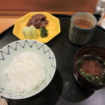 味享 - 白めし、牛肉のしぐれ煮、香の物、味噌汁、ほうじ茶