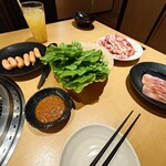 焼肉きんぐ - 料理写真:サンチュ