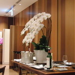 Resutoram Minami - [2014/08/29訪問]ひらまつの店内は胡蝶蘭でいっぱい。ゴージャスです♪