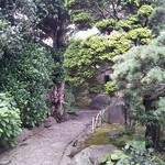 蕎麦処 多賀 - 門からお店へ