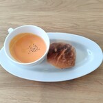 ペコリーノアンテラス - セットの低糖質パンとスープ