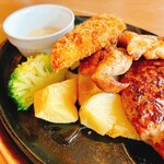 ステーキのどん - 日替わりランチ〈スペシャル（3品盛）〉月曜日
ハンバーグ（130g）&ハーフチキン&白身フライ