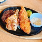 ステーキのどん - 日替わりランチ〈スペシャル（3品盛）〉月曜日
ハンバーグ（130g）&ハーフチキン&白身フライ