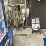ヌードル＆スパイスカレー 今日の1番 - 店内　入り口　※カウンター8席のみ