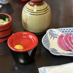 由屋 - 付け出しに出てきた赤いお新香が美味しい　ワサビではなくカラシ