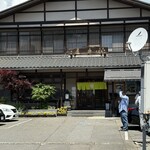 由屋 - 店の前は広い駐車場