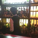 内装と女性バーテンダーさん（掲載承諾済み）