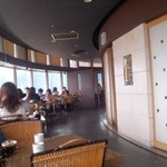 居酒屋 益正 - 円形の店内。全席窓側。