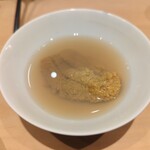すし 良月 - 鮑の出汁にウニを浮かべたいちご煮風料理