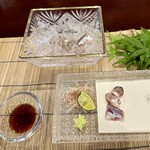 美加登家 - 紙で水気を切って