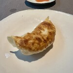 茶禅華 - 海老餃子　3回に分けていただきます　1/3そのまま　1/3は赤酢をつけて　1/3は中の黄韮とともに